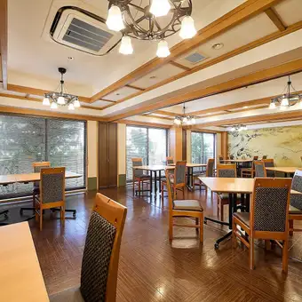 [Tables for large rooms] Suitable for everything from casual lunches to memorial services, business meetings, company gatherings, and girls' nights out with friends.We can accommodate small groups as well, so please feel free to contact us for more information.
