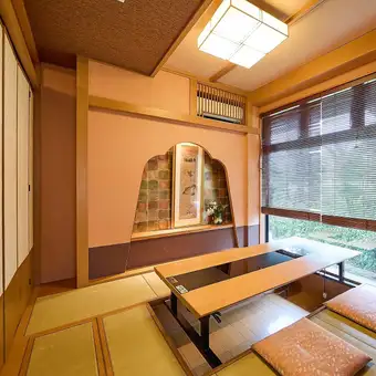We offer private rooms with tatami seating and sunken tables, accommodating groups of all sizes, allowing you to relax and enjoy your time.