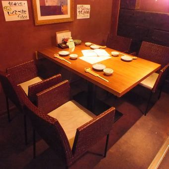Western-style popular table seats for 2-4 people