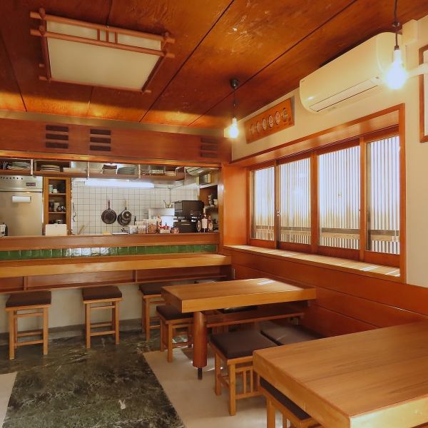 気軽に楽しめるカウンター。サク飲みでもゆったり利用にもおすすめ。オープンキッチンの活気が伝わるのもカウンターの醍醐味。5名様までご利用できます。足元もラクラクです。