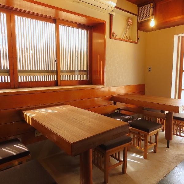1Fはカウンターとテーブルのお席がございます。気軽に利用できるテーブル席は2名様～OK！2Fにはご宴会にも最適なフロアがございます！