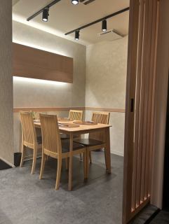Private room with table for 4 people x 2 (maximum 8 people)
