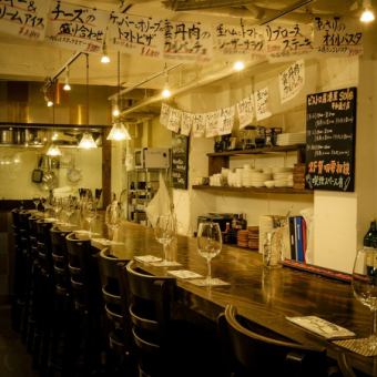 店内入ってすぐのカウンター席はまるでお洒落なBAR(バー)の様♪デートの待ち合わせまでの隙間時間の1杯はもちろん隣に座って語り合えるカウンター席は当店自慢!ぜひお気軽にお越しください