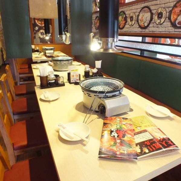 ≪テーブル席ございます≫様々な人数でご利用可能な広々としたテーブル席をご用意しております！清潔感があり明るく優しい雰囲気◎温かみを感じさせてくれる店内は、自宅さながらのくつろぎ空間♪少人数や、会社宴会、友人との飲み会、女子会、同窓会等にもご利用いただけます。お祝いや各種記念日にもどうぞ☆