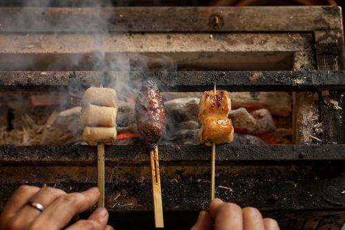 One by one carefully... Charcoal-grilled yakitori