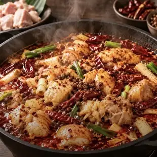 新鸟源引以为傲的特色火锅套餐:【麻辣火锅套餐】含无限畅饮,仅需6000日元