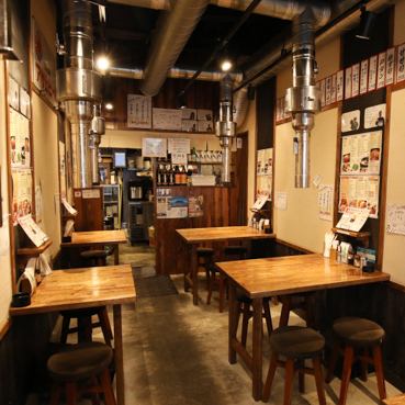 【レトロな大衆酒場のような雰囲気】店内に入られますと、大衆酒場の雰囲気もありつつ、落ち着けるレトロな空間が広がっています。2名テーブルと4名テーブルをたくさんご用意しておりますので、仕事帰りのサク飲みや少人数での飲み会にもおすすめです！