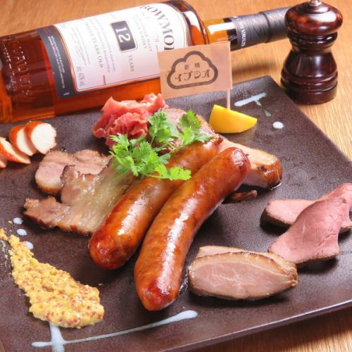 If you come to "Smoked Man", this is the first thing to do! Enjoy the meat with a lot of meat! "Smoked Meat" * The photo is a deluxe meat.