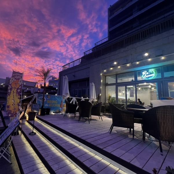 夕暮れ時、空が茜色に染まる頃、テラス席は特別な時間を演出する舞台に。水平線に沈む夕陽を眺めながら、潮風とともに過ごすひとときは、日常を忘れさせてくれます。全席オーシャンビューの贅沢な設計で、景色そのものが癒しとなる空間。時間帯によって表情を変えるロケーションが、訪れるたびに新しい感動を届けます。