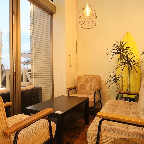 気分やシーンに合わせて選べる多彩な席をご用意。カウンターで一人時間を楽しむもよし、ソファ席で仲間と語らうもよし。どの席からも海が望める設計で、心からリラックスできる空間を実現。コンセプトである“もう一度、楽しめる場所”を体感できます。