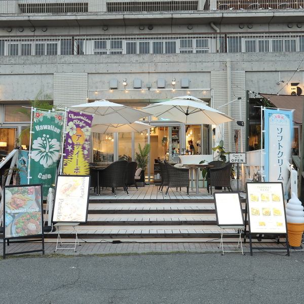 湘南・茅ヶ崎の海沿いに佇むRe:Luanaは、街の喧騒を離れた穏やかな空気に包まれた癒しのスポット。開放的な立地が、海・空・風と調和した心地よい雰囲気を生み出します。訪れるだけで気持ちがゆるみ、自然と笑顔になれる。そんな空間です。