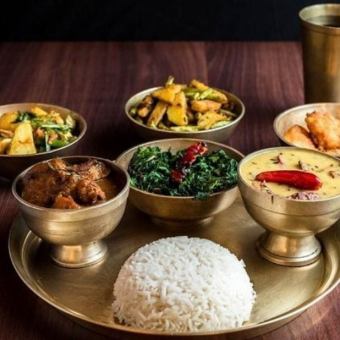 【2小時暢飲(含生啤酒)】正宗尼泊爾達爾巴特拼盤◎ 9道菜套餐【4,000日圓】