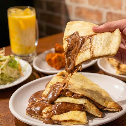 見た目も味も楽しめる彩り豊かなチーズナン