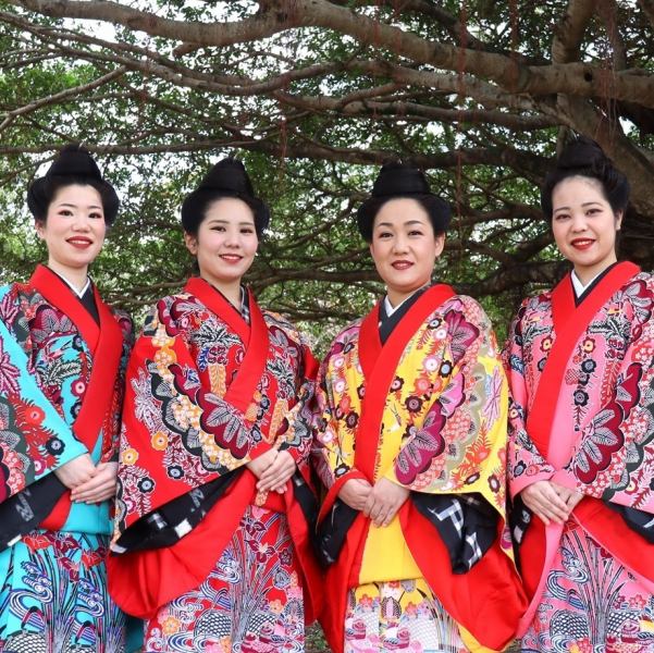 なんといってもライブ！お食事しながら演奏を楽しめるお店は数あれど、本格的に沖縄音楽を楽しむならココ！「おじい自慢のオリオンビール」や「涙そうそう」など島唄ライブ（火～水）から、ネーネーズライブ（木～月）まで！1日3回のライブは入れ替え無しで、内容も異なりますので、ゆったりと沖縄の夜を満喫できます♪