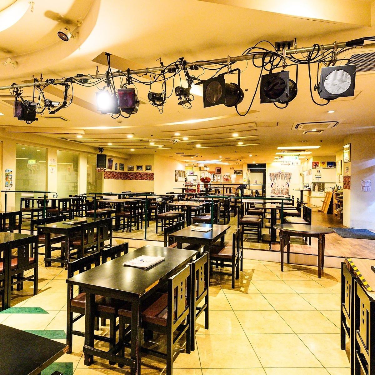 沖縄民謡をテーマにしたライブハウスで、最大120名様を収容可能