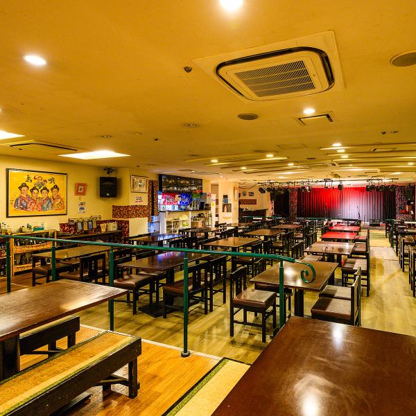 沖縄音楽に沖縄料理。沖縄の夜を満喫できます。旅の思い出に、接待に、素敵な夜をお過ごしください。おひとり様はもちろん、大人数も収容可能なので団体旅行でのご利用など、幅広いシーンで選ばれています♪店内すべてゆったりテーブル席。全席禁煙。