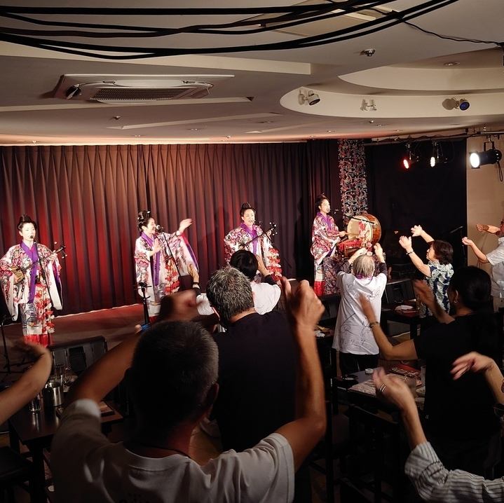 沖縄料理を味わいながら沖縄ライブを楽しめるお店♪食べて飲んで！歌って踊って！