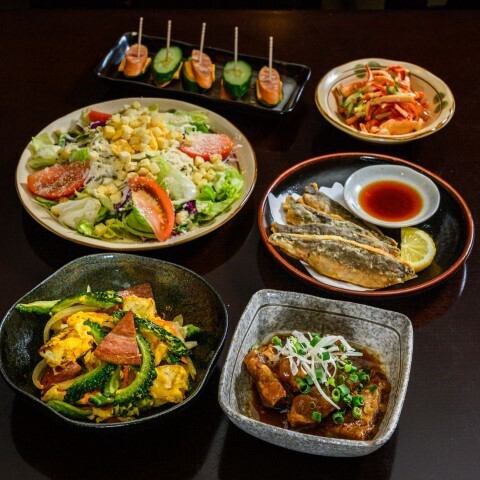 沖縄料理を中心としたラインナップのコース料理は飲み放題付き!