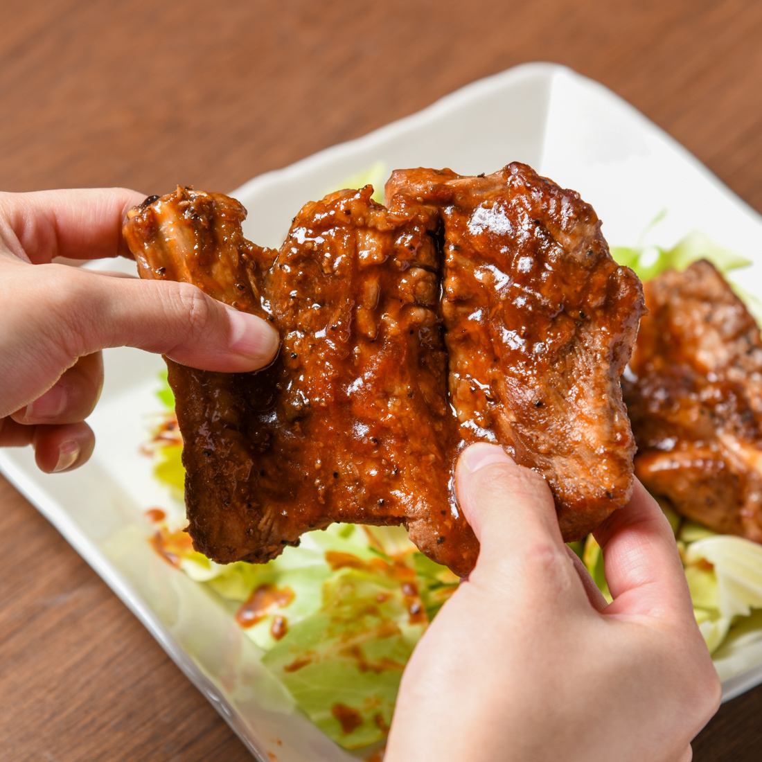 おすすめは当店名物の骨付きカルビ!一度食べたらやみつきです!