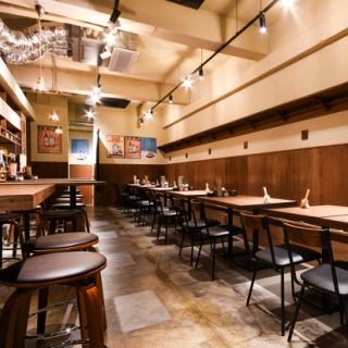 壁側のテーブル席!仲間内でゆったり楽しめます!横並びで6卓あり、最大25名様でのご利用も可能です!