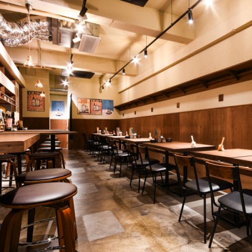 壁側のテーブル席!仲間内でゆったり楽しめます!横並びで6卓あり、最大25名様でのご利用も可能です!