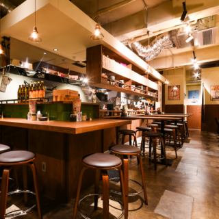 入ってすぐに位置するカウンター席!お一人様でもふらっとどうぞ!