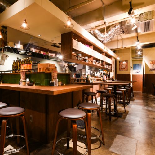 入ってすぐに位置するカウンター席!お一人様でもふらっとどうぞ!