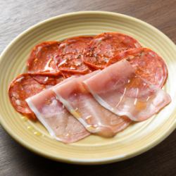 生ハムとサラミの盛り合わせ