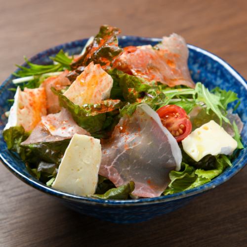 生ハムとカマンベールチーズのサラダ