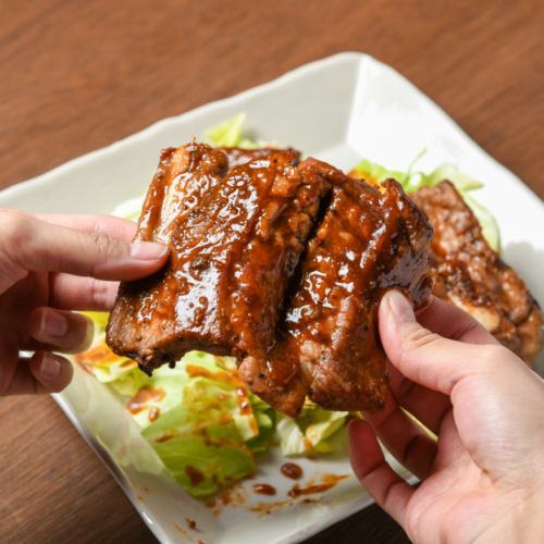 【豪快にかぶりつけ!】秘伝の甘辛ダレとカルビが絶品!ヤミツキ注意!『骨付きカルビ』