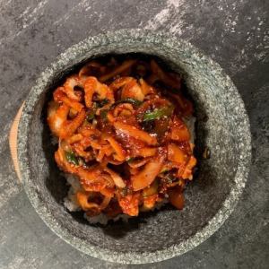 Stone-grilled bibimbap/Stone-grilled chicken and green onion rice bowl/