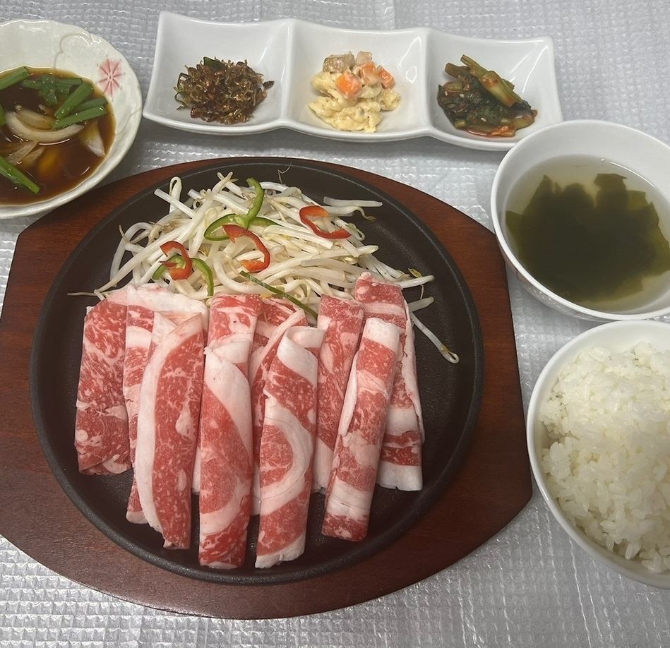 价格合理的韩国料理，有3种小菜、沙拉和自助饮料