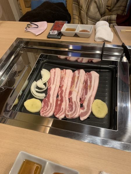 We have installed a next-generation smokeless carbon roaster that emits far infrared rays equivalent to charcoal, locking in flavor and moisture for delicious grilling, so you can enjoy yakiniku at each table.