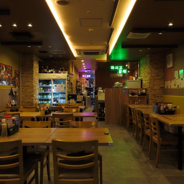 The spacious interior is bright and has a homey atmosphere, making it perfect for banquets.We also offer courses with all-you-can-drink options, so we can accommodate all kinds of drinking parties! We also have a screen inside the store.In addition, each table can be partitioned off with a curtain, allowing you to enjoy your meal in a private space.