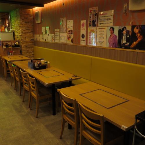 There are 2 tables for 3 people, 2 tables for 2 people, and 7 tables for 4 people.The table seats are perfect for a wide range of occasions, such as girls' nights, dates, and drinking parties.