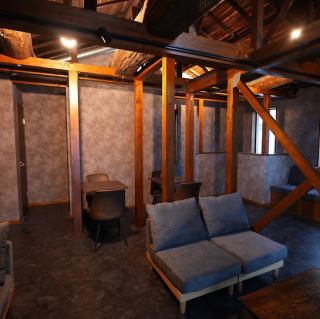 【2名様用ソファ席】デートやご友人とのご利用に最適な、ゆったりとしたソファ席をご用意してます◎ふかふかのクッションに身を預け、リラックスしながらシーシャをお楽しみください♪こだわりの空間と落ち着いた雰囲気で、二人の距離も縮まるはず。人気のお席です!