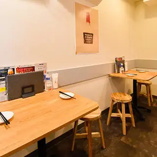 【アットホームな店内★】明るいカジュアルな雰囲気♪木を基調とした店内は、ご家族やご友人、どなたでもゆっくりおくつろぎ頂けます♪