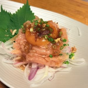 鶏生ハムのユッケ