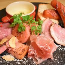 ★当店自慢のこだわり一品料理★チーズフォンデュやチーズ豆腐！溶岩ミートパスタに、とろとろスペアリブ！