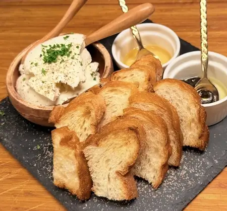自家製チーズ豆腐　蜂蜜添え　バゲット付き　