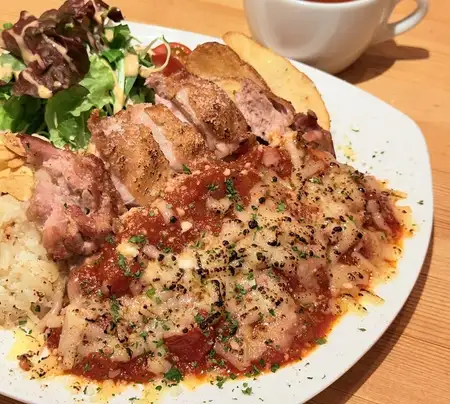 香味鶏のグリル　トマトチーズ焼き