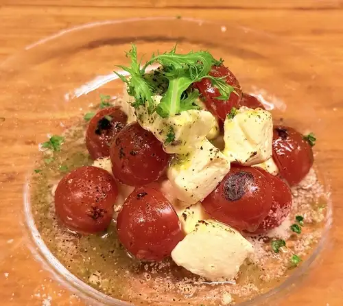 토마토와 크림 치즈 구운 카프레제