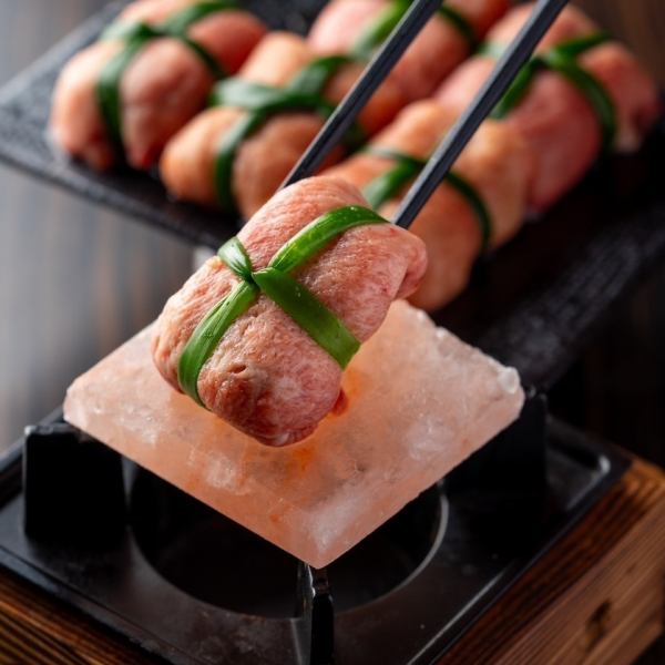 【包み牛タン】ネギを牛たんで包んだ映え商品638円～岩塩プレートで焼いてお召し上がり下さい～※2個～
