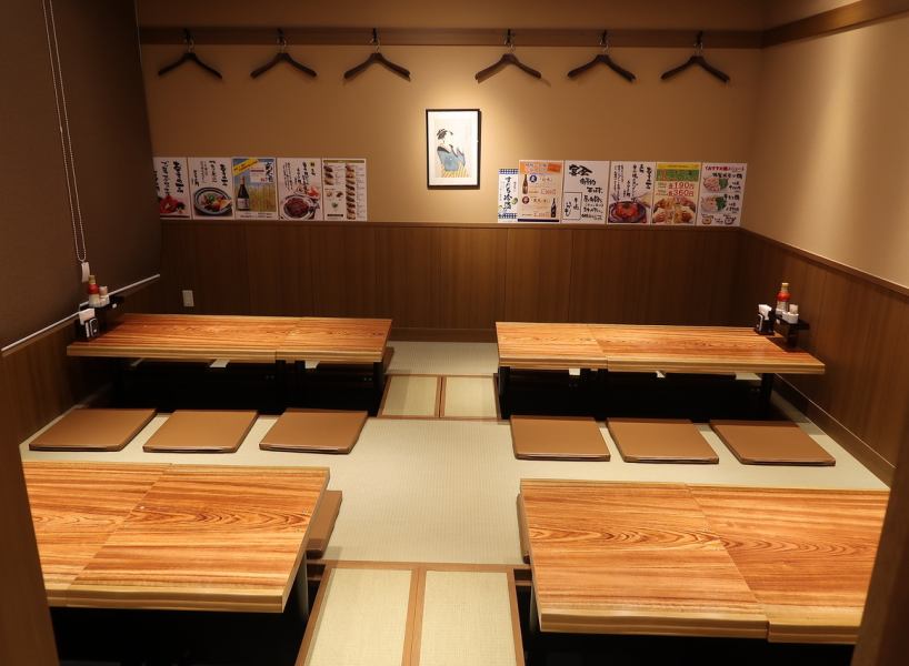 The great thing about tatami seats is that you can stretch your legs and relax.Enjoy delicious food with sake in one hand.