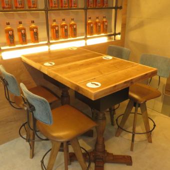 Fashionable table seats full of warmth of wood ♪