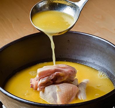 福岡県産の博多地鶏を使用。ことぷろ自慢の「博多水炊き」