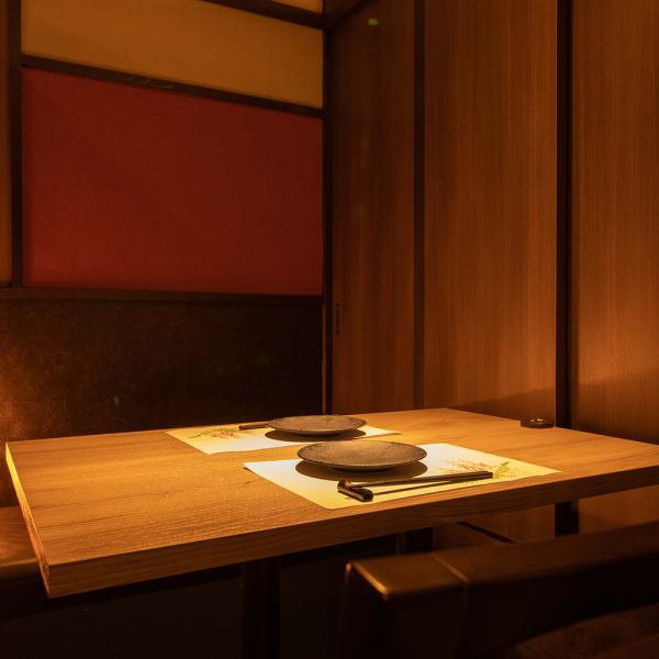 当店は全席完全個室席！2名様～個室でご利用可能です！座り心地の良さが会話を弾ませ、親しみあるひと時をお約束します。照明がほんのり照らす落ち着きある雰囲気も好評いただいております☆