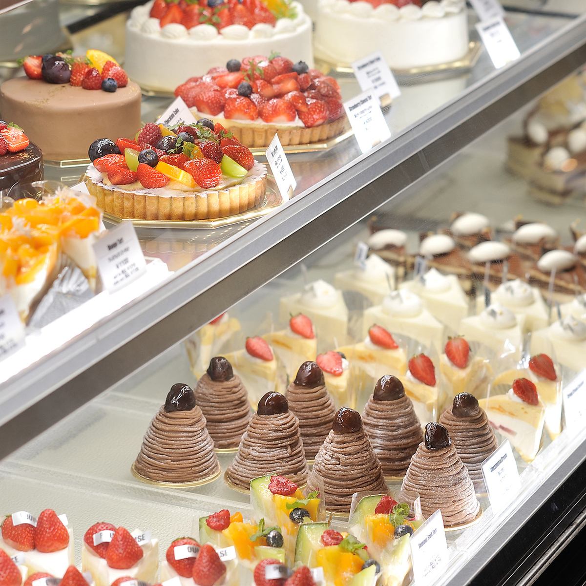 高品質で甘さ控えめの生クリームを使用したケーキや、季節のケーキも楽しめるお店です