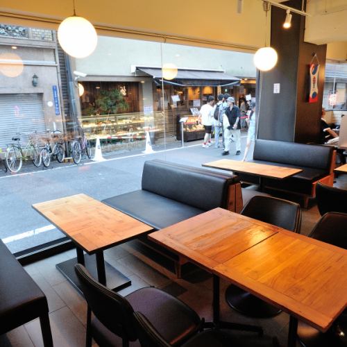 You can enjoy sweets and other treats in a relaxing atmosphere.