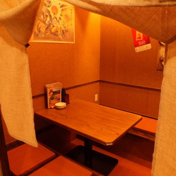 落ち着いた雰囲気のよい席。広々としたテーブル席でゆっくりお食事を楽しんでいただけます。もちろん少人数宴会や合コンなどにもオススメ★